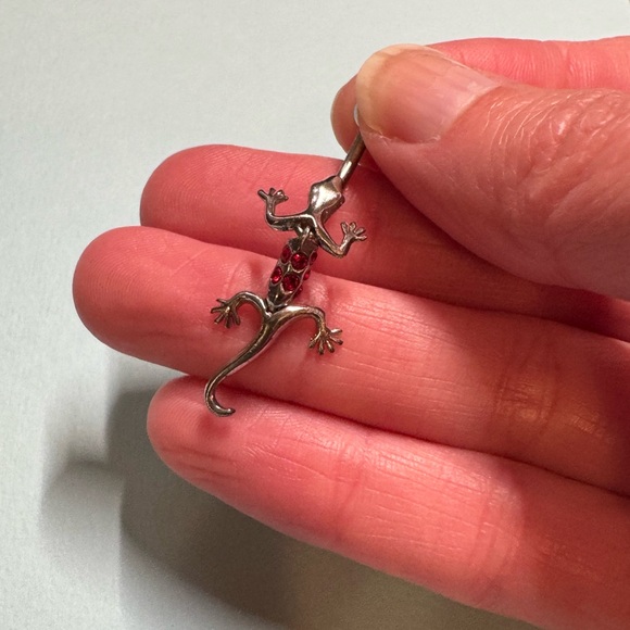 Lizard 🦎 belly ring with Ruby’s - Picture 3 of 3
